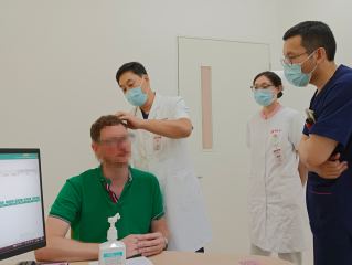 英国小伙患头部肿物十余年 顺利切除点赞中国医生